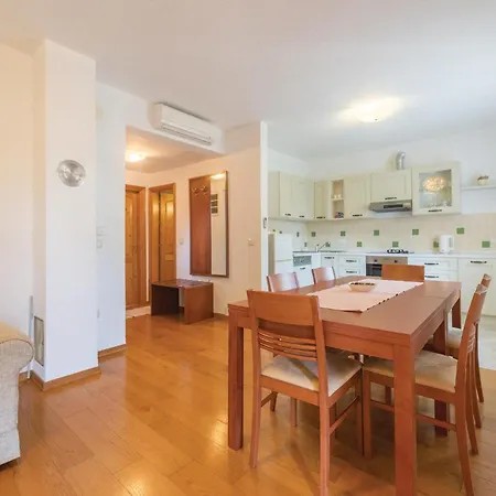 Casa de Férias Holiday Home Skelin II *