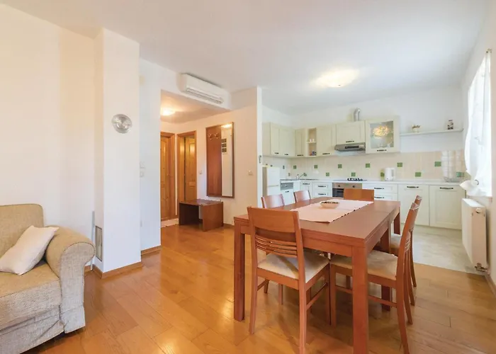 Casa de Férias Holiday Home Skelin II *